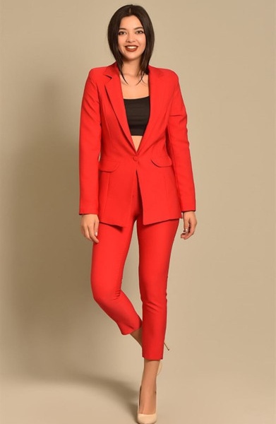 Qizil sochli kostyum kiygan