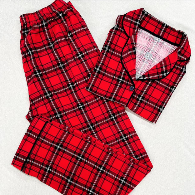 Klassik ingliz trikotaj yoqali pijama, katakli bosma va 2xl qora qirrali 000456