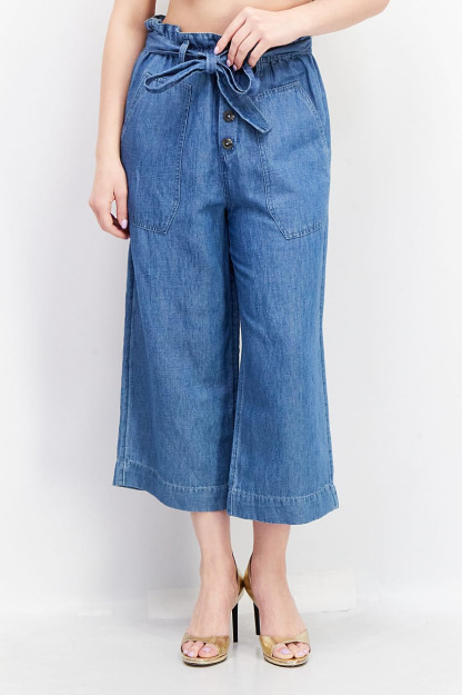 Ayollar uchun elastik yuvish kamari bilan an'anaviy mos keladigan kesilgan Denim, ko'k
