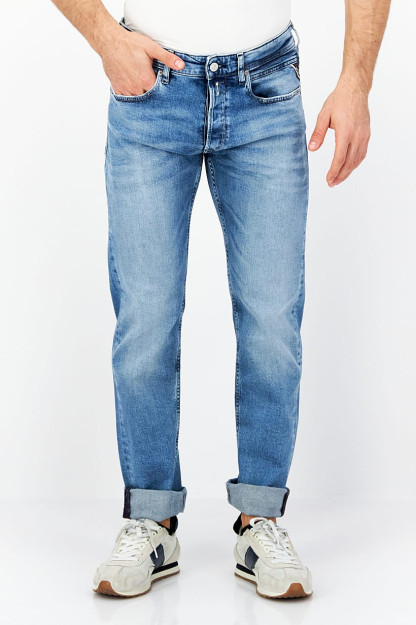 Ochiq ko'k rangdagi cho'zilgan yuvilgan denimdan tikilgan erkaklar jinsi shimlari