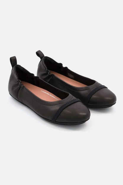 Qora charm balet kvartiralarida ayollar slip-onlari
