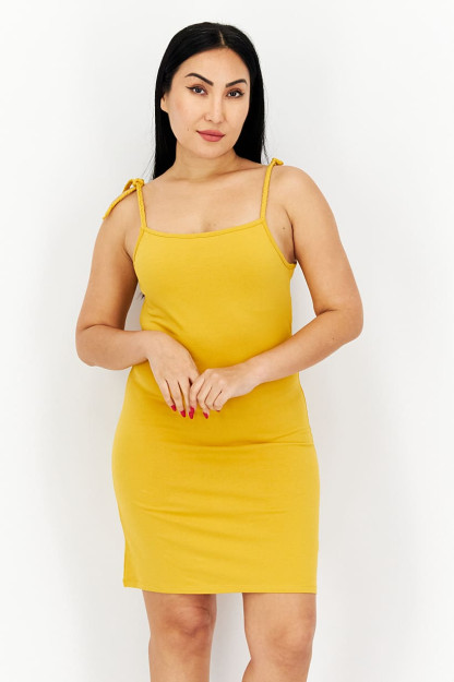 Sariq rangdagi ayol monofonik mini libos