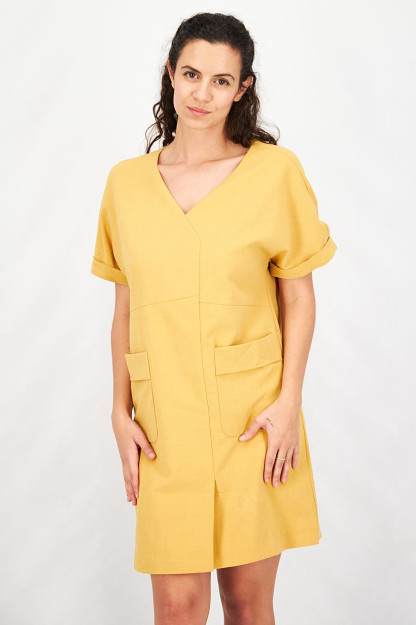 Sariq rangdagi ayol monofonik mini libos