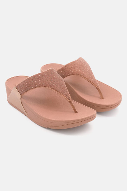 Ayollar sandal kiyib, quyoshda kuygan