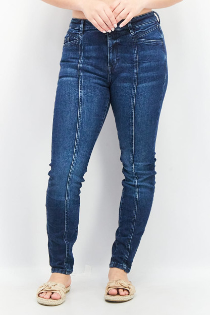 Moviy rangdagi quyuq yuvilgan elastik denimdan ayollar uchun mos jinsi shimlar