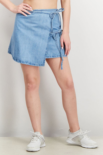 Ayollar monofonik Denim mini yubka o'ralgan, ko'k