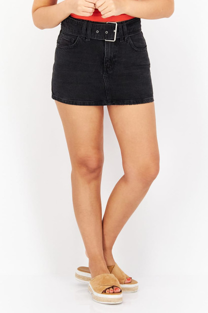 Ayollar yuvilgan Denim mini yubka kamar bilan, qora