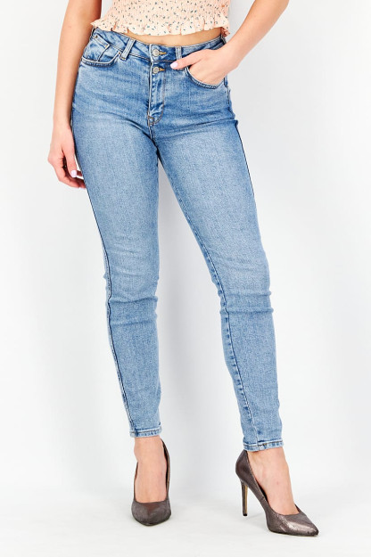 Ochiq yuvilgan ko'k denimdan ayollar uchun mos jinsi shimlar