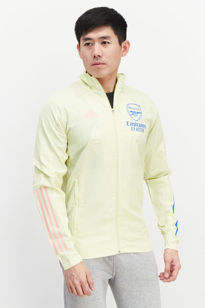 Logotip bosilgan erkaklar sport ko'ylagi, och yashil