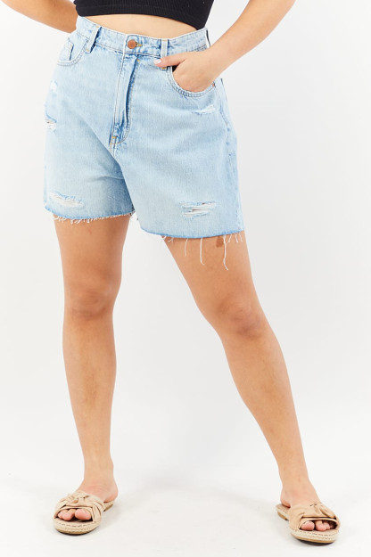 Ochiq ko'k rangdagi qisqa kesilgan ayollar yuvilgan Denim