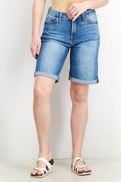 Женские джинсовые шорты-бермуды с манжетами по низу, светло-голубые