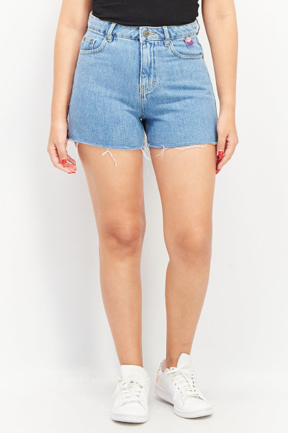 Yuvilgan, xom ko'k etagi bo'lgan ayollar uchun qisqa Denim