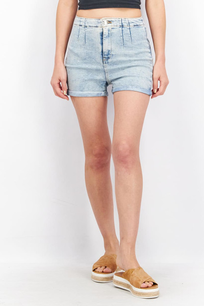 Ayollar ko'k rangdagi Denim qisqa kiyimlarini yuvishdi