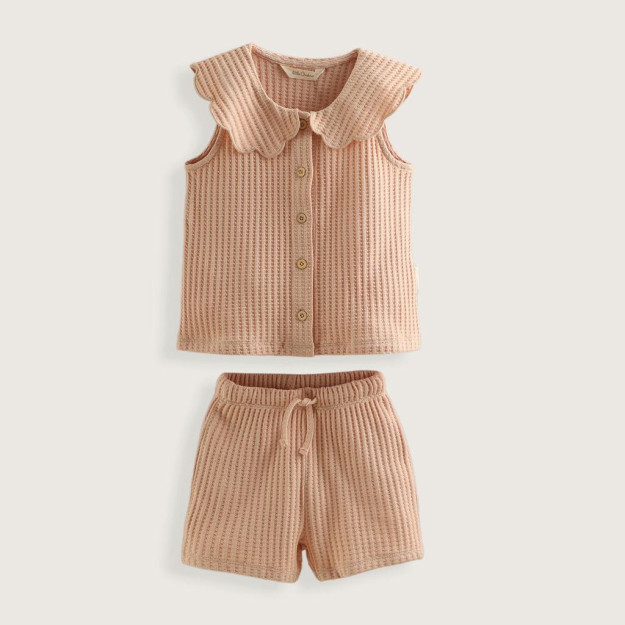 Yoqasi va pastki qismi bilan yengsiz pijama tepasi, qizil ikra to'plami
