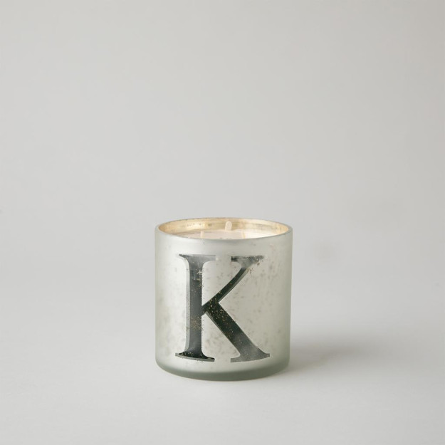 Oq rangli monogrammali xushbo'y sham