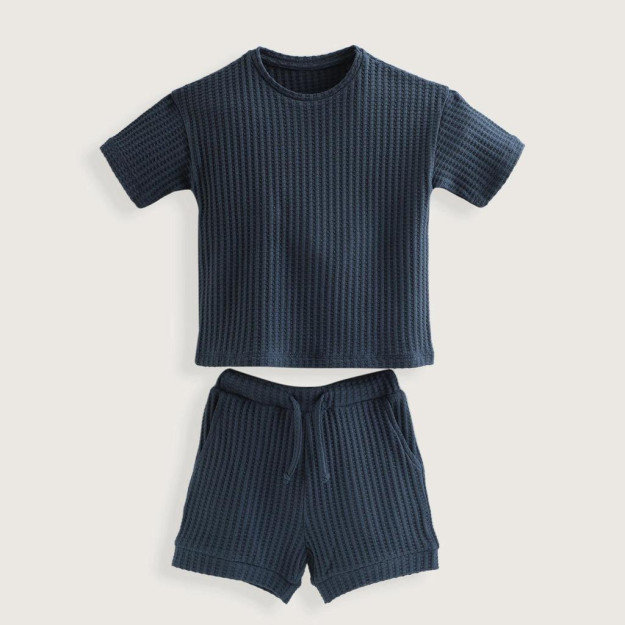 T-ko'ylak va shortilar bilan pijama to'plami to'q ko'k