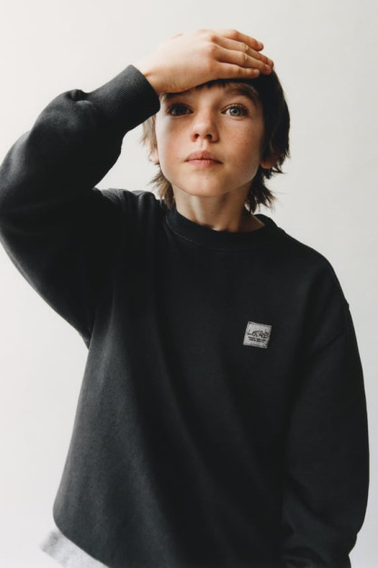 ВЫЦВЕТШАЯ ТОЛСТОВКА С ЭТИКЕТКОЙ 8-9 years (130 cm)