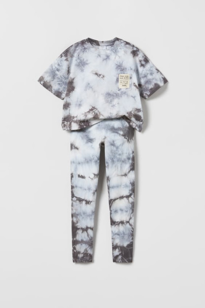TIE-DYE futbolkasi va 7 yillik leggings to'plami (122 sm)