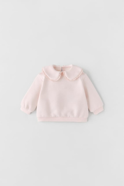 ТОЛСТОВКА С ВОРОТНИКОМ-НАГРУДНИКОМ, ОТДЕЛАННЫМ КРУЖЕВОМ 3-6 months (68 cm)