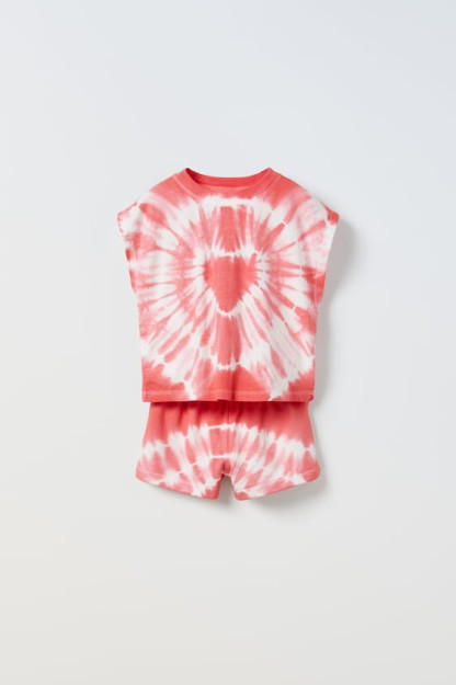 TIE-DYE futbolkasi va 10 yillik Bermud shimlari (140 sm)