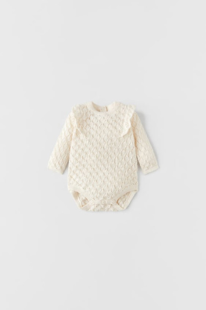 ТЕКСТУРИРОВАННОЕ АЖУРНОЕ ТРИКОТАЖНОЕ БОДИ С ОБОРКАМИ 1-3 months (62 cm)
