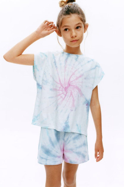 TIE-DYE futbolka va Bermud shortilari 9 yil (134 sm)