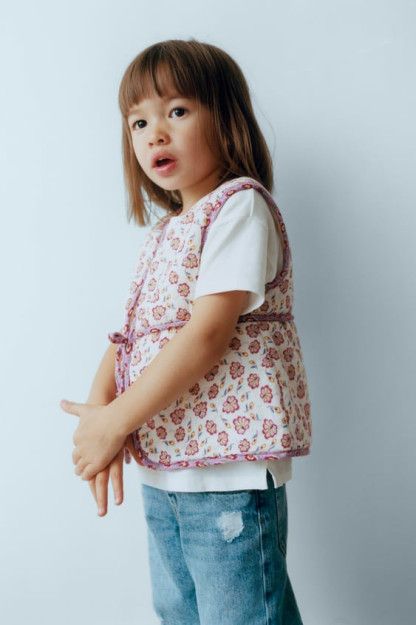 СТЕГАНЫЙ ЖИЛЕТ С ЦВЕТОЧНЫМ ПРИНТОМ 3-4 years (104 cm)