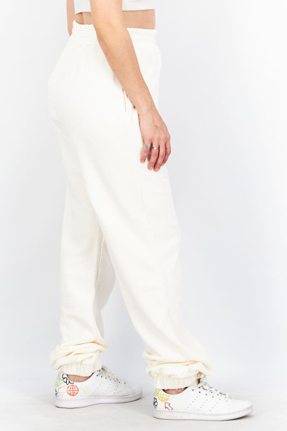 Bir yigit va qiz saunaga kelib, bimasaj terapevti bilan jinsiy aloqada bolishdi.