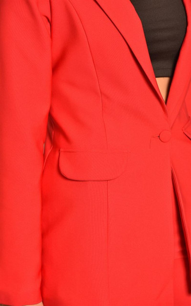 Qizil charm palto kiygan seksual ayol